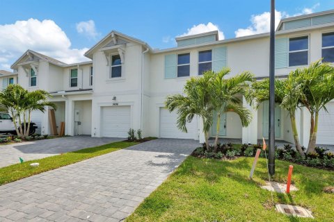Townhouse in Stuart, Florida 3 bedrooms, 137.03 sq.m. № 2260778 - photo 2