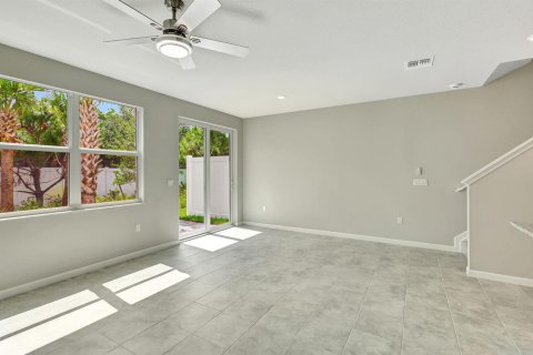 Townhouse in Stuart, Florida 3 bedrooms, 137.03 sq.m. № 2260778 - photo 12