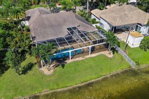 Casa en venta en Pembroke Pines, Florida, 5 dormitorios, 310.76 m2 № 2409290 - foto 6