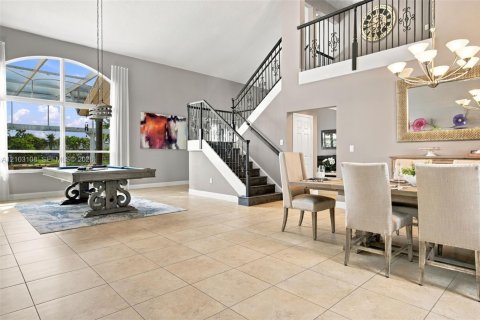 Casa en venta en Pembroke Pines, Florida, 5 dormitorios, 310.76 m2 № 2409290 - foto 17
