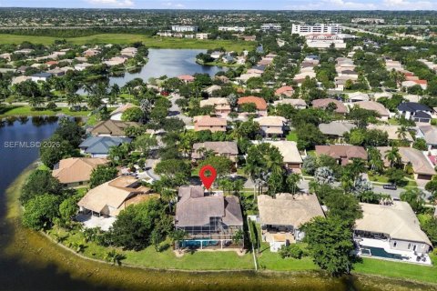 Casa en venta en Pembroke Pines, Florida, 5 dormitorios, 310.76 m2 № 2409290 - foto 2