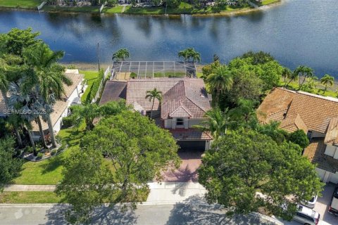 Casa en venta en Pembroke Pines, Florida, 5 dormitorios, 310.76 m2 № 2409290 - foto 3