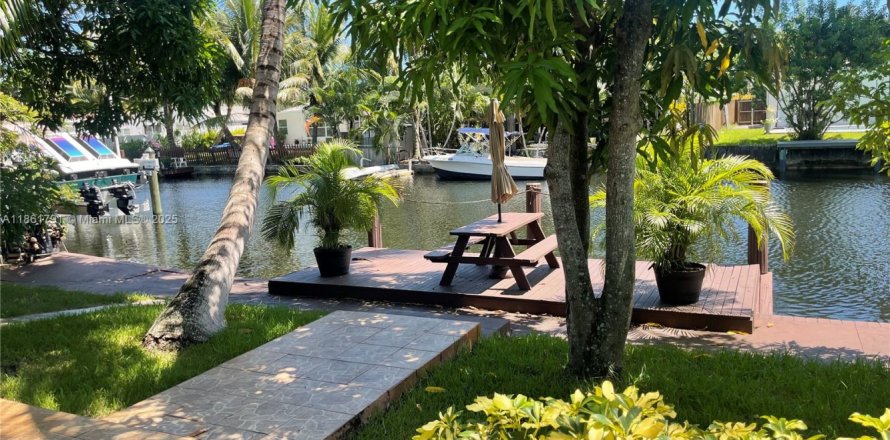 Casa en Hollywood, Florida 3 dormitorios, 117.43 m2 № 1890066