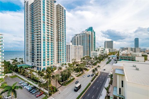 Condo in Hollywood, Florida, 1 bedroom  № 1812309 - photo 13