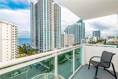 Condo in Hollywood, Florida, 1 bedroom  № 1812309 - photo 1