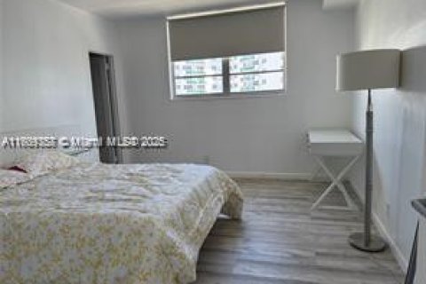 Condo in Hollywood, Florida, 1 bedroom  № 1812309 - photo 9