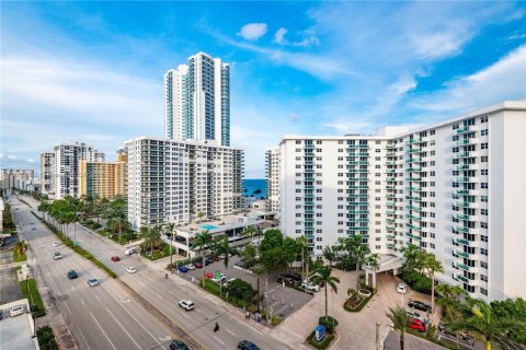 Condo in Hollywood, Florida, 1 bedroom  № 1812309 - photo 12