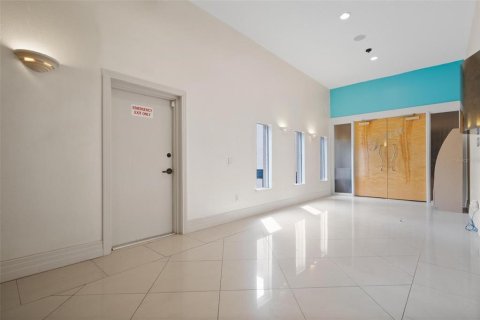 Propiedad comercial en alquiler en Palm Harbor, Florida, 276.48 m2 № 1448197 - foto 4