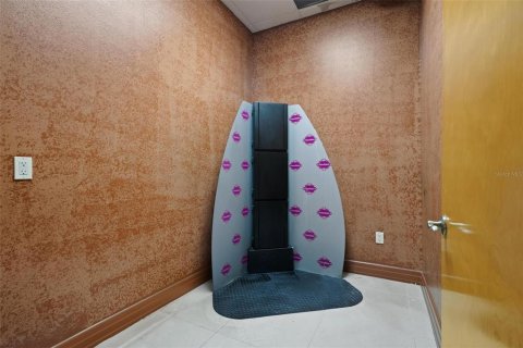 Propiedad comercial en alquiler en Palm Harbor, Florida, 276.48 m2 № 1448197 - foto 14