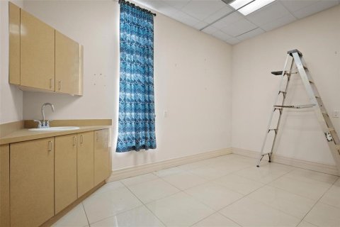 Propiedad comercial en alquiler en Palm Harbor, Florida, 276.48 m2 № 1448197 - foto 20