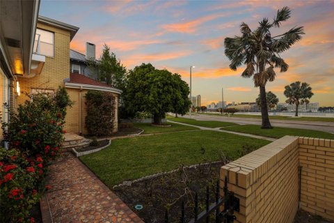 House in Tampa, Florida 3 bedrooms, 466.65 sq.m. № 1769700 - photo 5