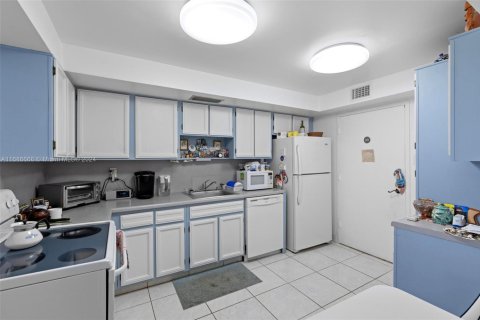 Condo in Hollywood, Florida, 2 bedrooms  № 1727223 - photo 12