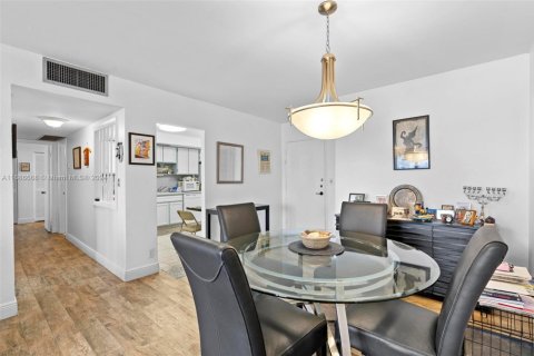 Condo in Hollywood, Florida, 2 bedrooms  № 1727223 - photo 11