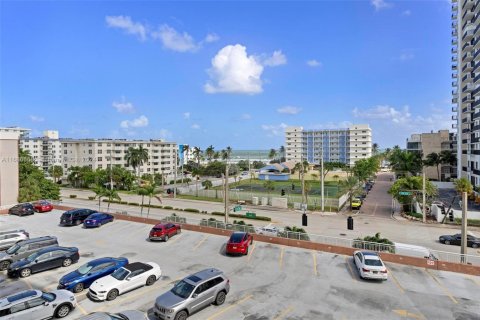 Condo in Hollywood, Florida, 2 bedrooms  № 1727223 - photo 8