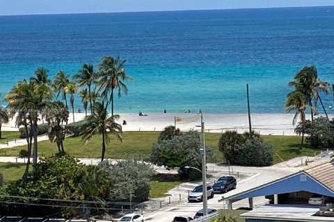 Condo in Hollywood, Florida, 2 bedrooms  № 1727223 - photo 21