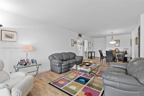 Condo in Hollywood, Florida, 2 bedrooms  № 1727223 - photo 10