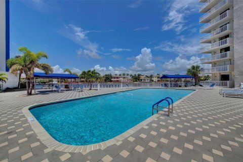 Condo in Hollywood, Florida, 2 bedrooms  № 1727223 - photo 16