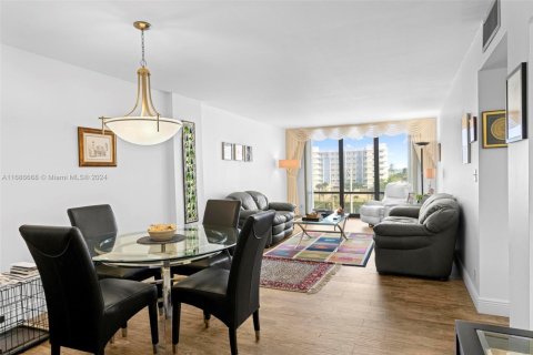 Condo in Hollywood, Florida, 2 bedrooms  № 1727223 - photo 2