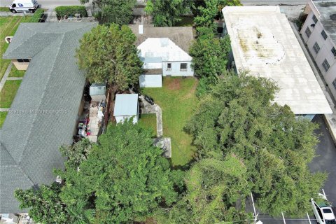 Commercial property in Miami, Florida № 1599431 - photo 10