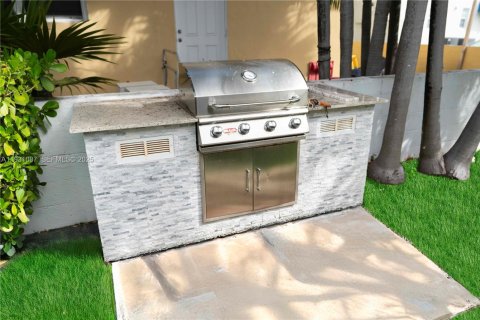 Commercial property in Miami Beach, Florida 322.74 sq.m. № 1989779 - photo 7