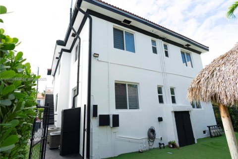 Commercial property in Miami Beach, Florida 322.74 sq.m. № 1989779 - photo 4