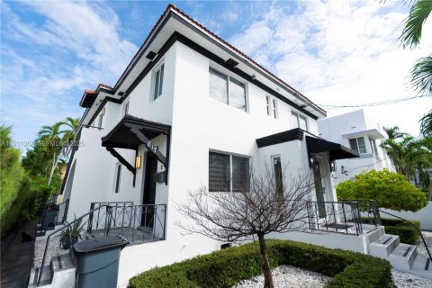 Commercial property in Miami Beach, Florida 322.74 sq.m. № 1989779 - photo 3