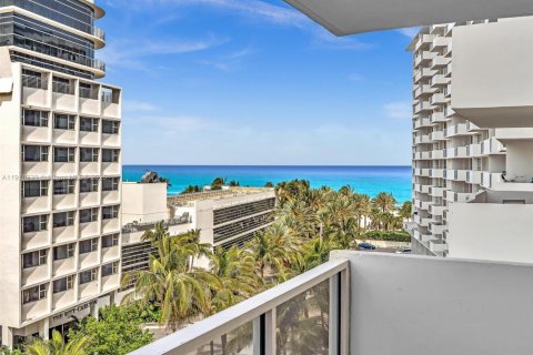 Снять в аренду кондоминиум в Майами-Бич, Флорида 1 спальня, 77.57м2, № 1974011 - фото 1