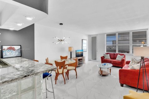 Снять в аренду кондоминиум в Майами-Бич, Флорида 1 спальня, 77.57м2, № 1974011 - фото 3