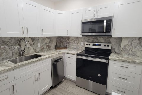 Купить кондоминиум в Халландейл-Бич, Флорида 1 спальня, 74.14м2, № 2010648 - фото 10