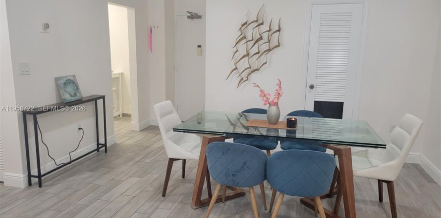 Кондоминиум с 1 спальней в Халландейл-Бич, Флорида № 2010648