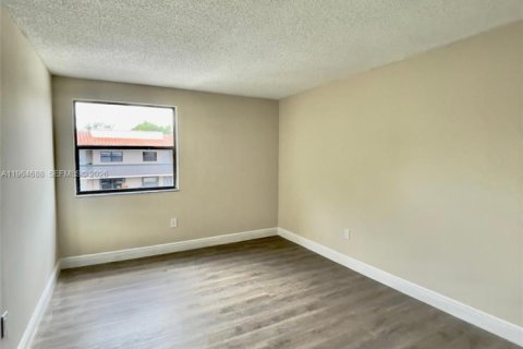 Apartamento en alquiler en Miami, Florida, 2 dormitorios, 94.2 m2 № 2026051 - foto 17