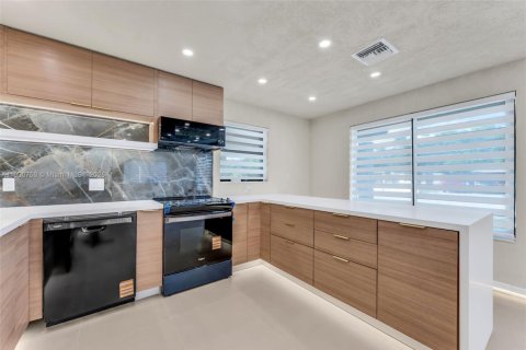 Casa en venta en Lauderhill, Florida, 4 dormitorios № 1951512 - foto 8