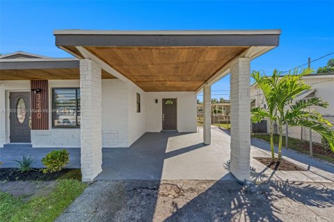 Casa en venta en Lauderhill, Florida, 4 dormitorios № 1951512 - foto 3