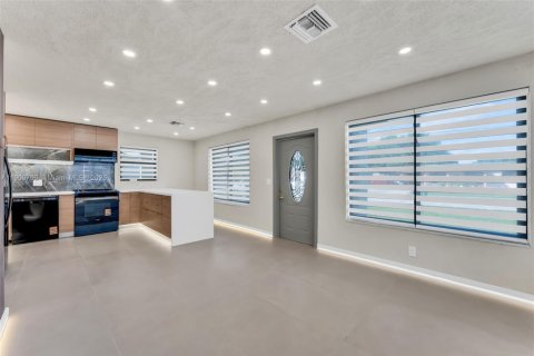 Casa en venta en Lauderhill, Florida, 4 dormitorios № 1951512 - foto 11