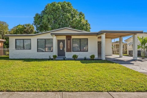 Casa en venta en Lauderhill, Florida, 4 dormitorios № 1951512 - foto 1