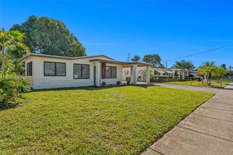 Casa en venta en Lauderhill, Florida, 4 dormitorios № 1951512 - foto 4