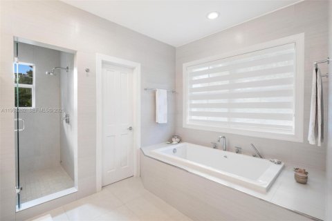 House in Key Biscayne, Florida 5 bedrooms № 2007980 - photo 19