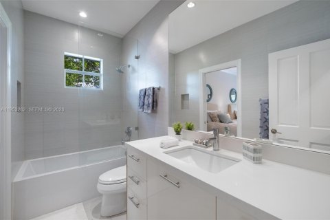 House in Key Biscayne, Florida 5 bedrooms № 2007980 - photo 25