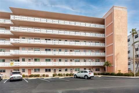 Copropriété à vendre à Gulfport, Floride: 1 chambre, 98.48 m2 № 1568715 - photo 1