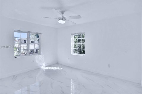 House in Aventura, Florida 3 bedrooms, 216.46 sq.m. № 2169046 - photo 16
