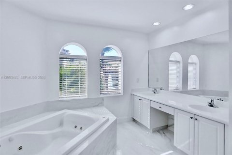 House in Aventura, Florida 3 bedrooms, 216.46 sq.m. № 2169046 - photo 19