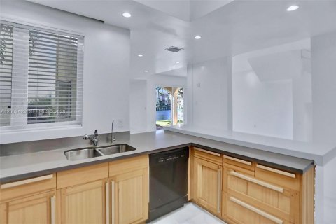 House in Aventura, Florida 3 bedrooms, 216.46 sq.m. № 2169046 - photo 7