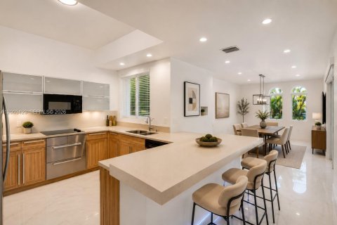 House in Aventura, Florida 3 bedrooms, 216.46 sq.m. № 2169046 - photo 6