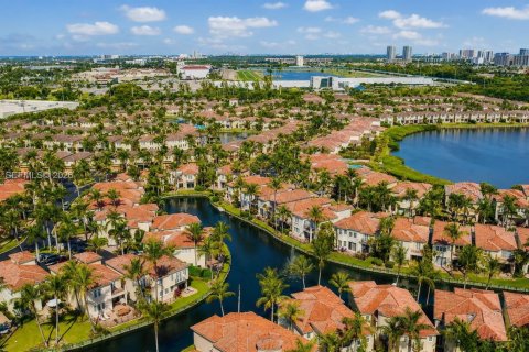 House in Aventura, Florida 3 bedrooms, 216.46 sq.m. № 2169046 - photo 4