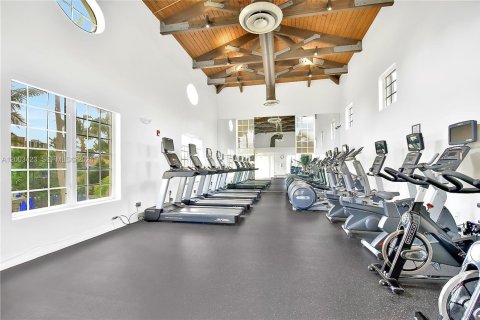 House in Aventura, Florida 3 bedrooms, 216.46 sq.m. № 2169046 - photo 25