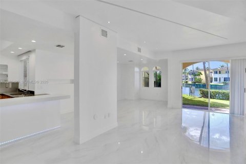 House in Aventura, Florida 3 bedrooms, 216.46 sq.m. № 2169046 - photo 8