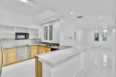 House in Aventura, Florida 3 bedrooms, 216.46 sq.m. № 2169046 - photo 5