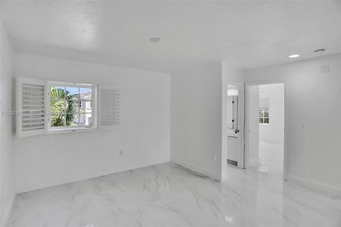 House in Aventura, Florida 3 bedrooms, 216.46 sq.m. № 2169046 - photo 11