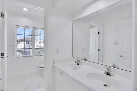 House in Aventura, Florida 3 bedrooms, 216.46 sq.m. № 2169046 - photo 13