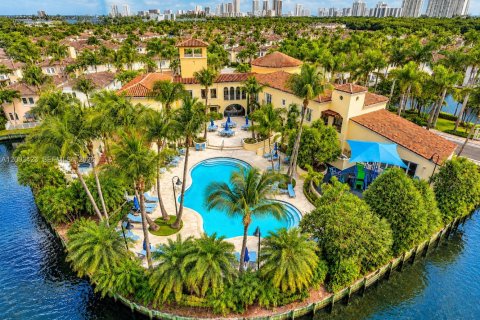House in Aventura, Florida 3 bedrooms, 216.46 sq.m. № 2169046 - photo 3